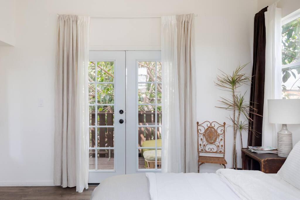 Take It Easy On The Porch In A Hollywood Hideaway Villa Лос Анджелис Екстериор снимка